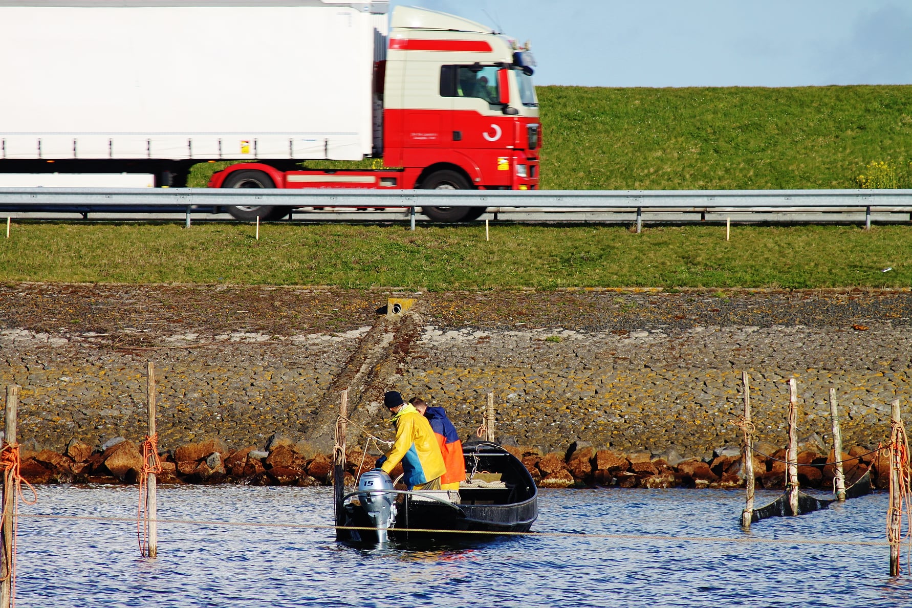 Palingvissers bij De Afsluitdijk.